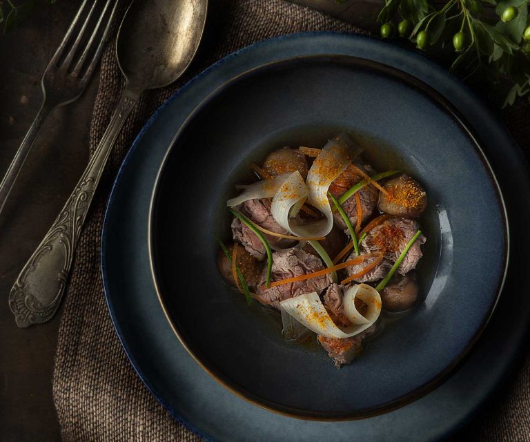 Bocconcini di filetto scottati, brodo di castagne, asparagi bianchi e polvere d’arancia