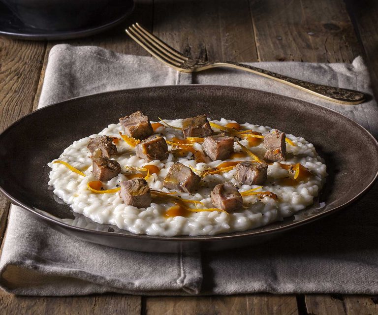 Risotto al latte di mandorla, bocconcini di stinco al vino rosso e spezie