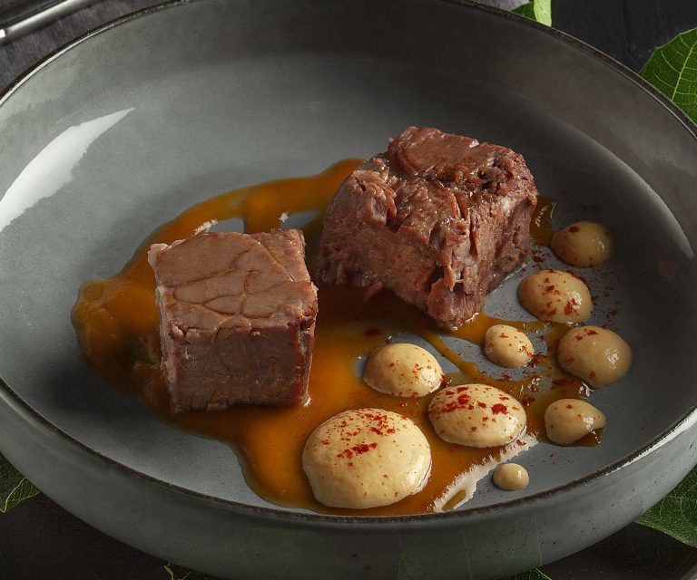 Stracotto di fesone di spalla, spuma affumicata di patate dolci e paprika
