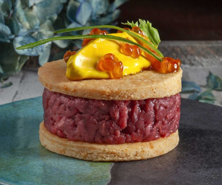 Tartare di scamone, biscotto al Grana Padano, maionese allo zafferano e uova di salmone