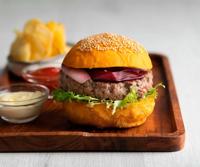 Hamburger alle spezie, pane al pomodoro, cipolla in agrodolce, insalata riccia