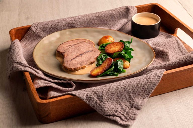 Cappello del prete cotto lentamente nel latte, spinaci e patate
