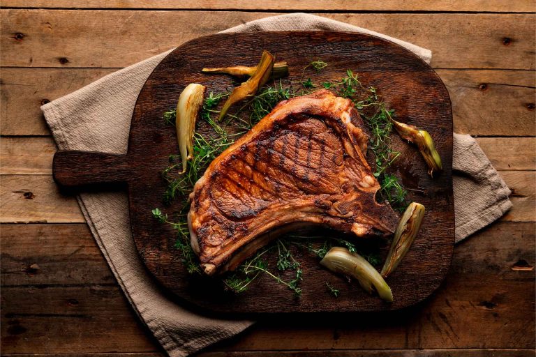 Costata alla griglia aromatizzata al timo e paprika, carciofi e finocchi arrostiti