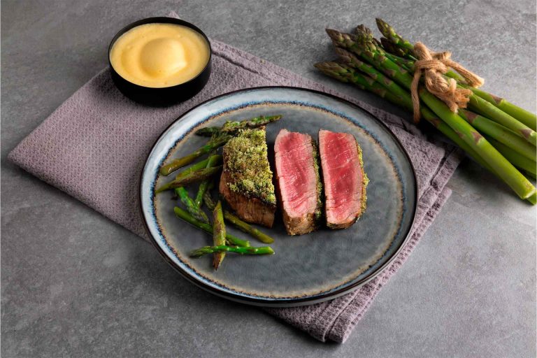 Filetto gratinato alle erbe, zabaione salato e asparagi
