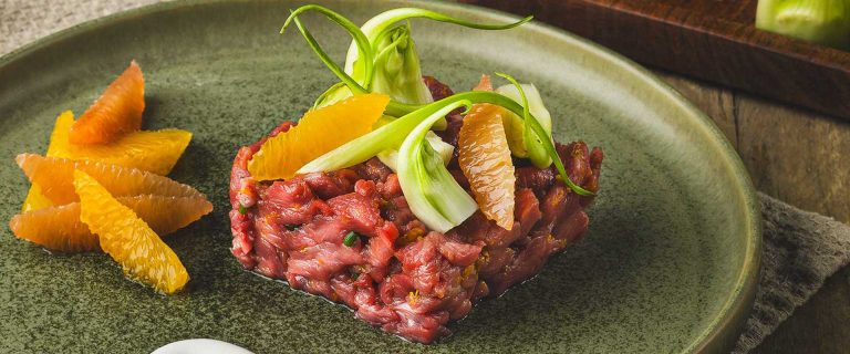 Tartare di manzo agli agrumi, puntarelle e salsa di pecorino