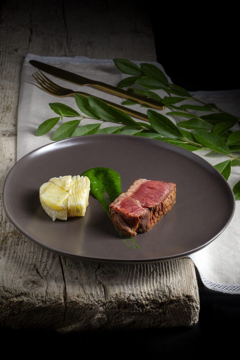 Fesa al bbq, millefoglie di patate e salsa di cime di rapa