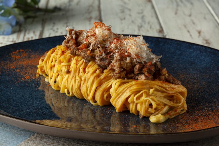 Tagliolini di farina di ceci, ragù di reale, polvere di pomodoro