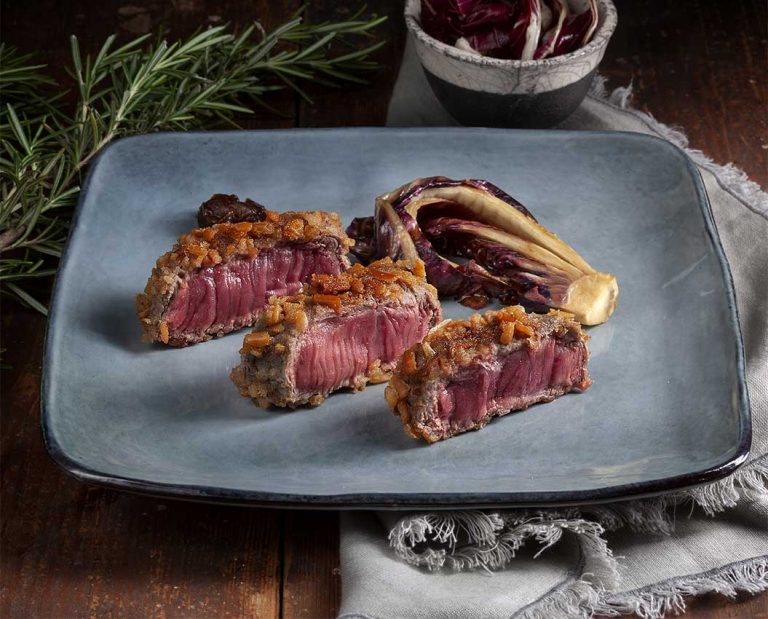 Tagliata panata ai grissini, radicchio all’aceto e salsa di cipolle caramellate